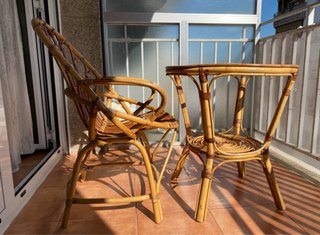 Mesa y sillón de bambú con tapa de cristal