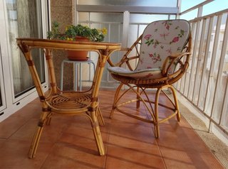 Mesa y sillón de bambú con tapa de cristal