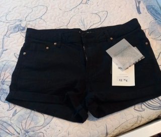 Pantalón corto Stradivarius negro talla S/36