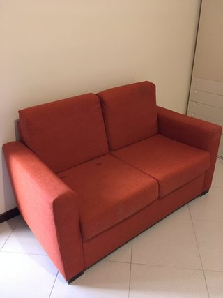 Divano rosso in tessuto