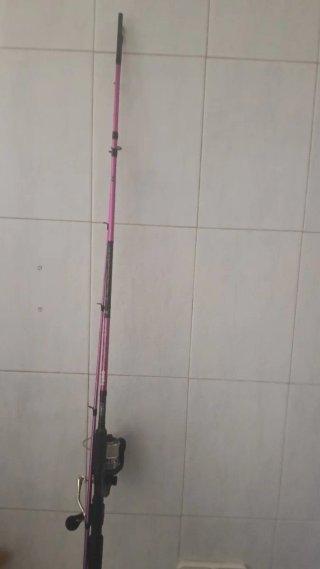 Caña de pesca rosa con carrete