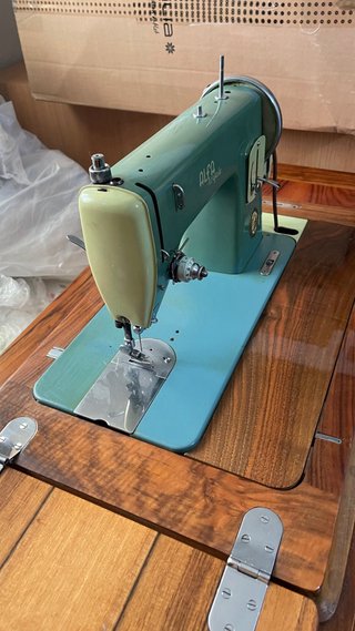 Máquina de coser Alfa Royale con mueble