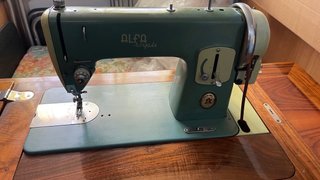 Máquina de coser Alfa Royale con mueble