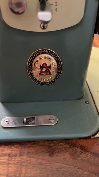 Máquina de coser Alfa Royale con mueble