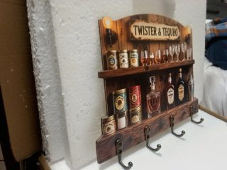 Cartello portachiavi in legno con luci