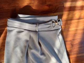 Pantalón ancho beige con detalle en la cintura