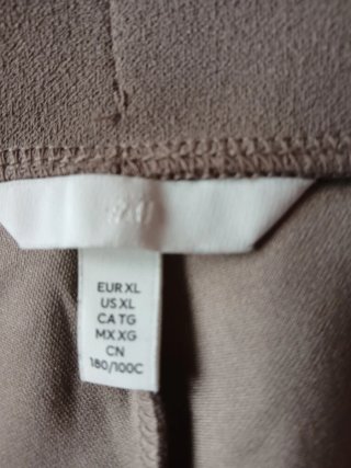 Pantalón ancho beige con detalle en la cintura