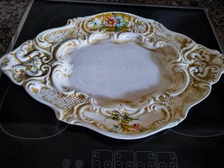 Sopera antigua decorada con flores
