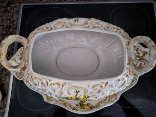 Sopera antigua decorada con flores