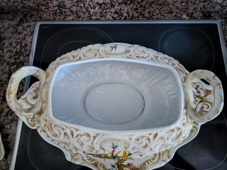 Sopera antigua decorada con flores
