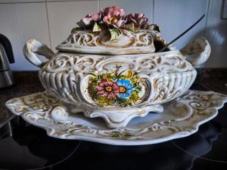 Sopera antigua decorada con flores