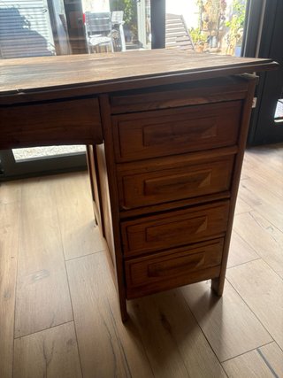 Scrivania in legno vintage con cassetti da restaurare