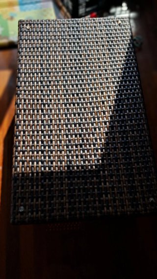 Juego ratán marrón y cojines blancos