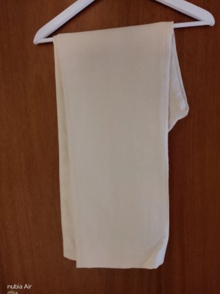 Elegante Pantalón de pinzas lana fría color crema