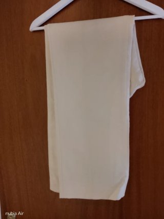 Elegante Pantalón de pinzas lana fría color crema