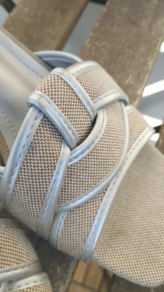 Sandalias beige y plata usadas un día