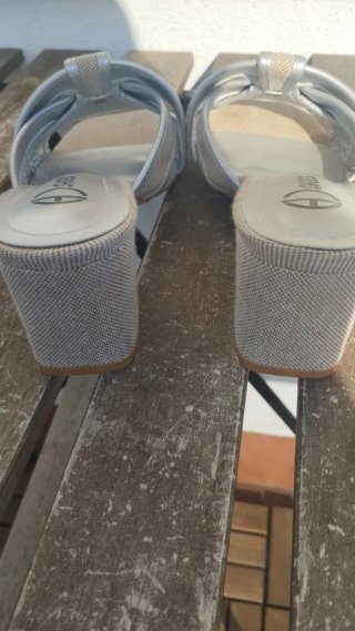 Sandalias beige y plata usadas un día