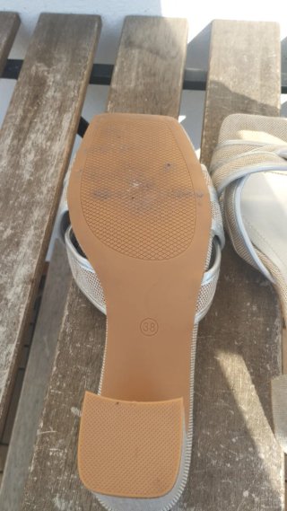 Sandalias beige y plata usadas un día