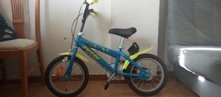 Bicicleta infantil azul y amarilla
