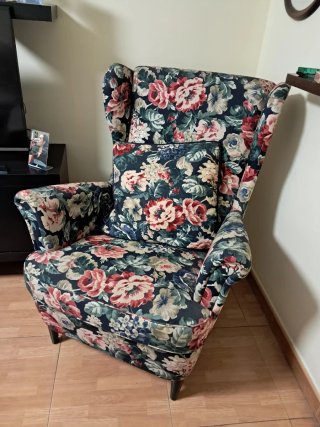 Sillón de tela con estampado floral