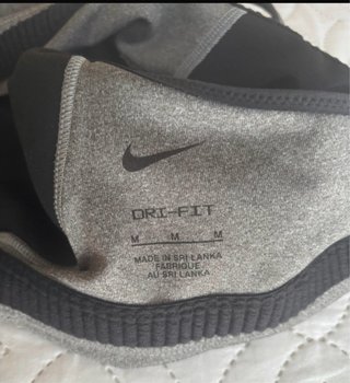 Top deportivo Nike gris y negro
