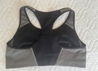 Top deportivo Nike gris y negro