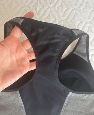 Top deportivo Nike gris y negro
