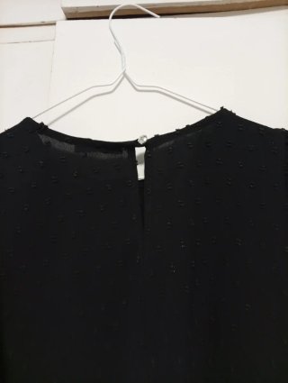 Vestido preto com detalhes plumeti