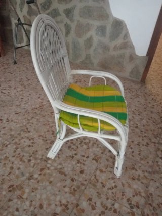 Butaca de mimbre con cojín