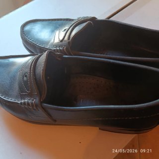 Mocassini neri in pelle.