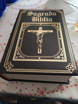 Sagrada  biblia grande disponible