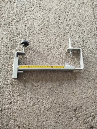 Sargento para escaleras con medidor.