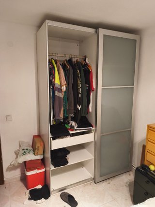 Armario corredero gris y blanco IKEA