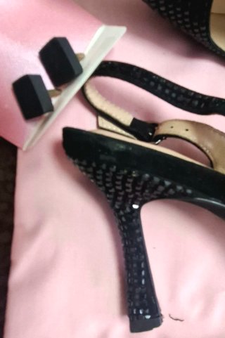 Zapato salón destalonado pedrería negro