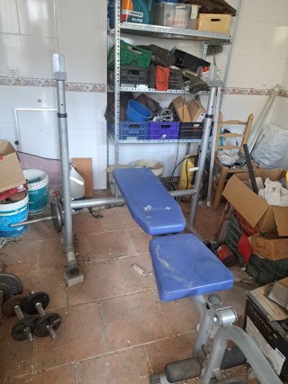 Banco de pesas con barra y mancuernas