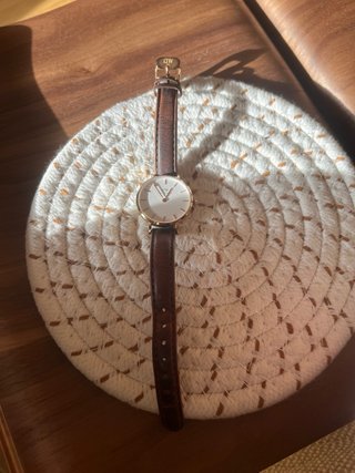 Reloj Daniel Wellington Marrón y Blanco muy bueno
