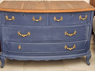 Cómoda antigua pintada azul con herrajes dorados.