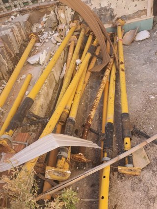 Puntales de obra amarillos