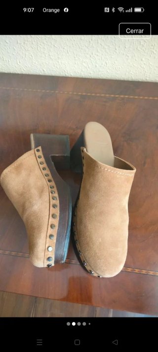 Zuecos de piel beige y marrón