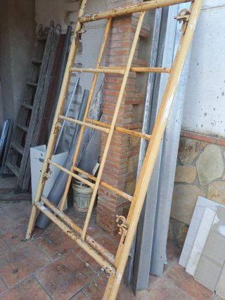 Andamios metálicos amarillos