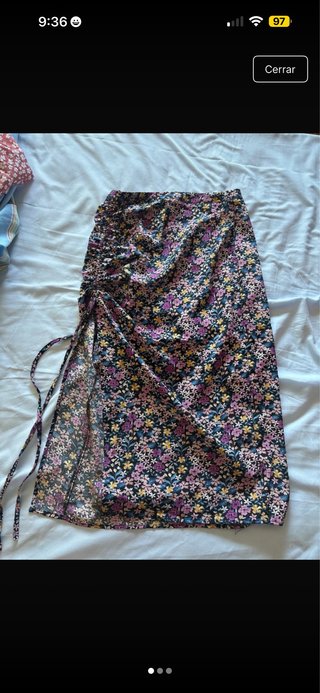 Falda midi floral con abertura