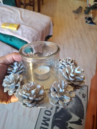 Portavelas decorativo con piñas