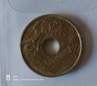 Moneda antigua España con agujero