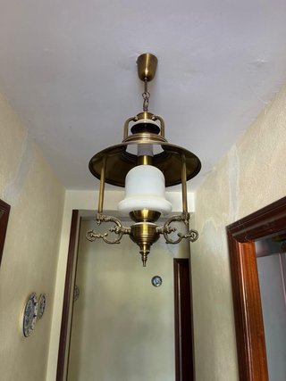Lámpara de techo dorada y blanca