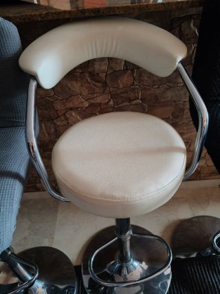 Banqueta de barra beige y plateada