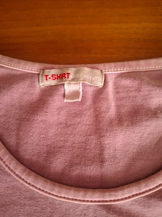 Camiseta sin mangas rosa bordada