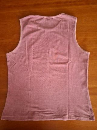 Camiseta sin mangas rosa bordada