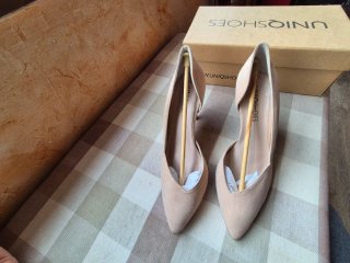 Zapatos Uniqshoes beige con detalles dorados