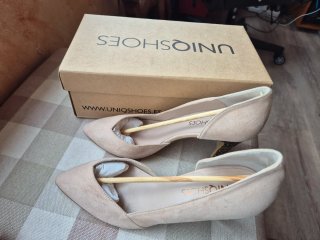 Zapatos Uniqshoes beige con detalles dorados