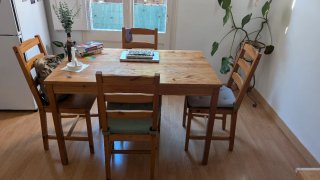 Mesa de madera con 4 sillas